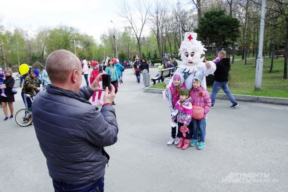 Гости праздника фотографировались с МедДедом из компании «Медтехника для дома»