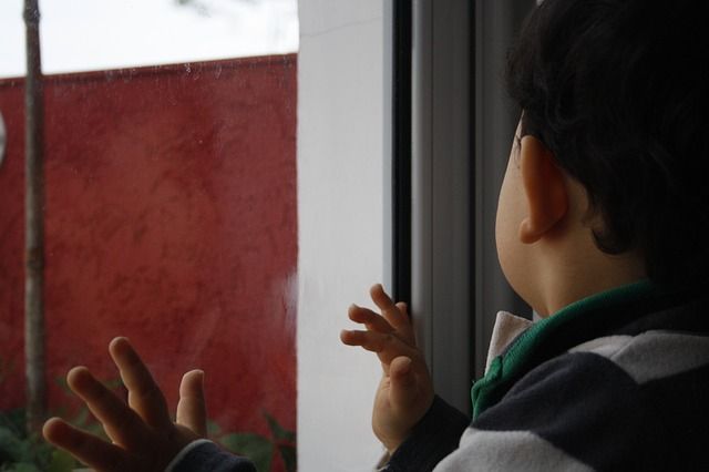 В Кузбассе 3-летний малыш выпал из окна.