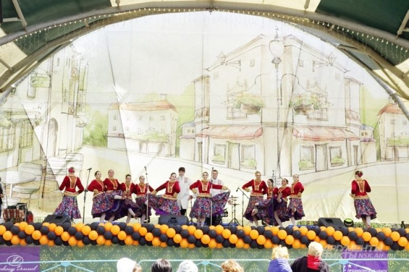 Тем временем, на главной сцене парка культуры и отдыха им. Кирова выступали известные городу артисты и художественные коллективы