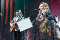 Юлия Самойлова выступает на концерте, посвящённом празднованию Дня Победы, на площади Нахимова в Севастополе.