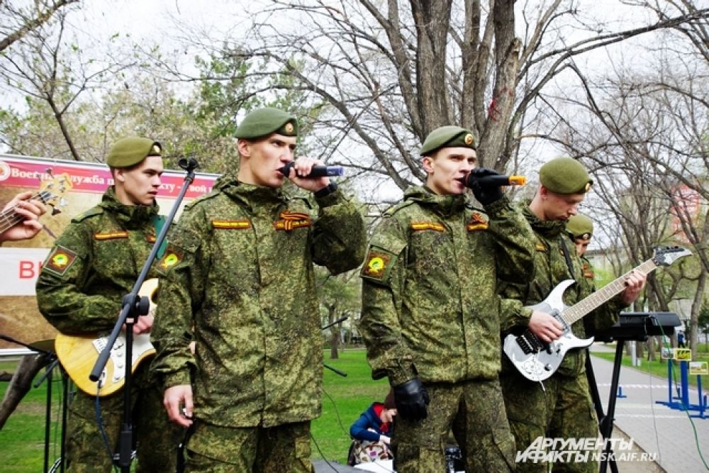 Военные пели в Первомайском сквере