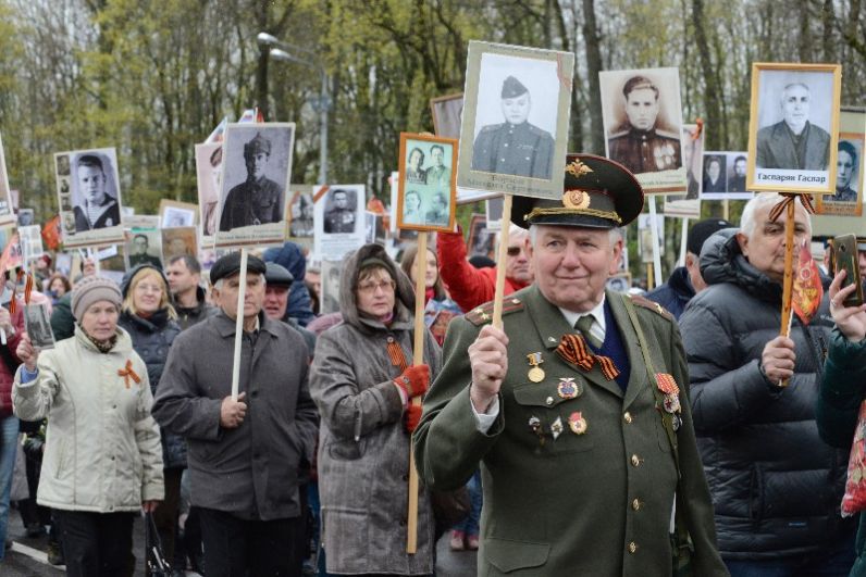 Вместе с «Бессмертноым полком» по улицам Смоленска прошли более 25 тысяч человек.