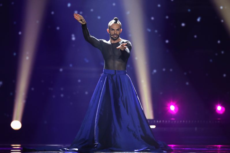 Slavko Kalezic вышел с косой и в юбке