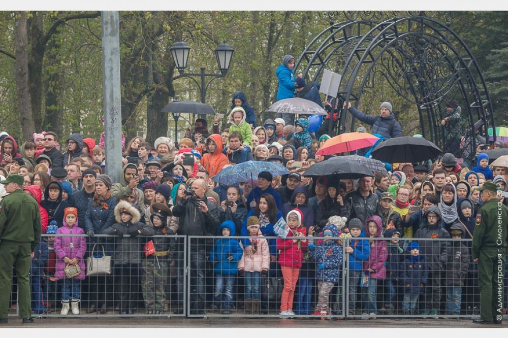 Несмотря на плохую погоду, множество смолян и гостей города с интересом наблюдали за парадом.