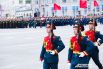 Воспитанники Сибирского кадетского корпуса маршируют по площади