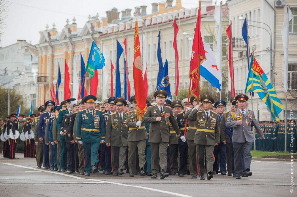 Аплодисментами встречали зрители колонну ветеранов Великой Отечественной войны, тружеников тыла, ветеранов боевых действий, Вооруженных Сил, воинов-интернационалистов.