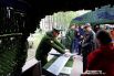 Военный показывает гостям праздника модель радиоуправляемого самолета разведки