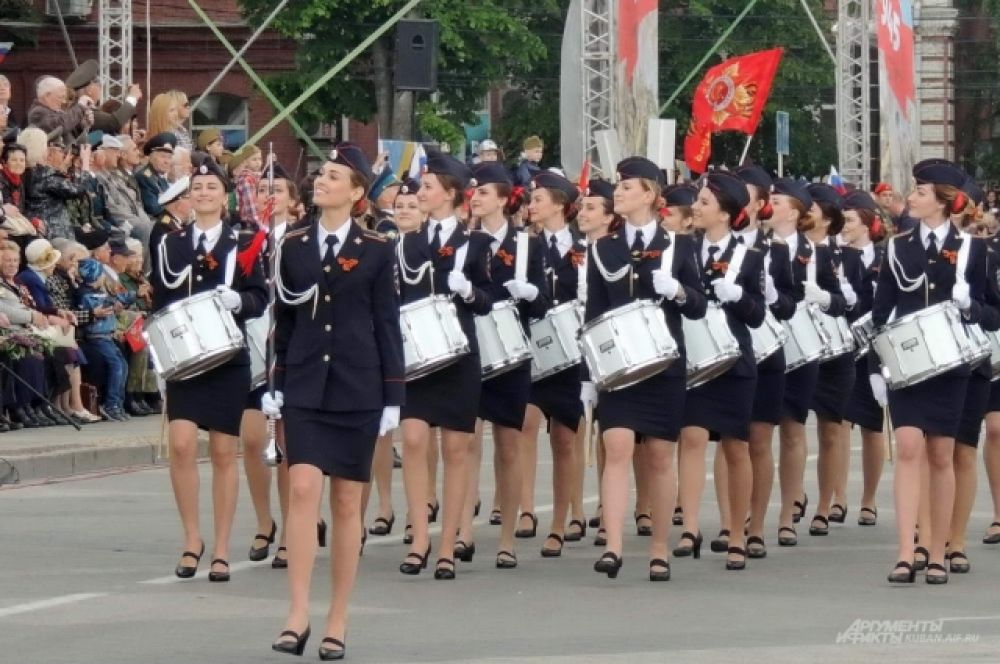 Торжественное прохождение парадных расчётов открыл взвод барабанщиц Краснодарского университета МВД России.