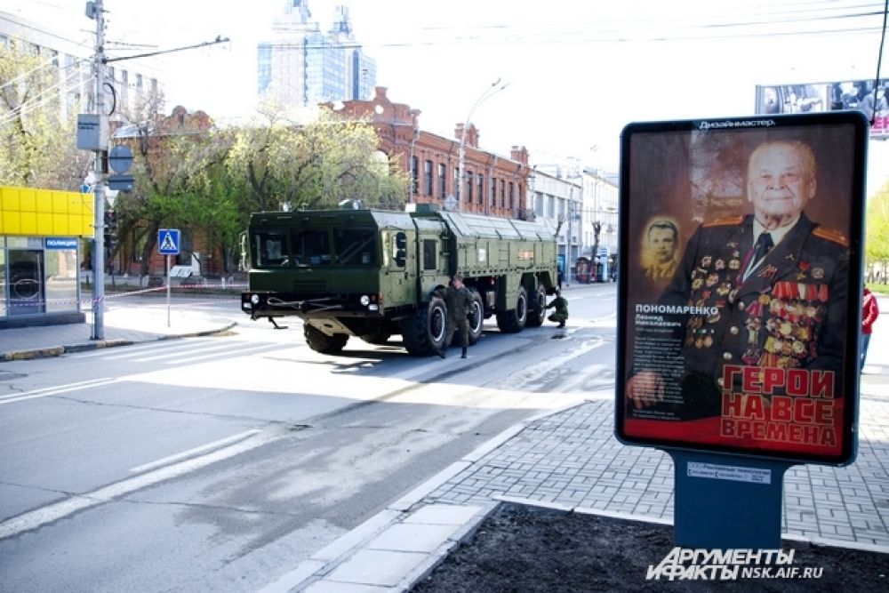 Ранним утром на площади Ленина было немноголюдно, но уже стояла техника