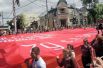 Участники шествия несли огромную копию Знамени Победы.