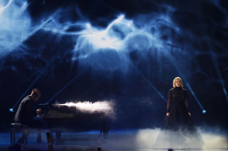 Финский дуэт Norma John исполняет песню «Blackbird» во время полуфинала конкурса «Евровидение».