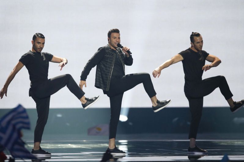 Кипрский певец Овиг исполняет песню «Gravity» во время полуфинала конкурса «Евровидение».