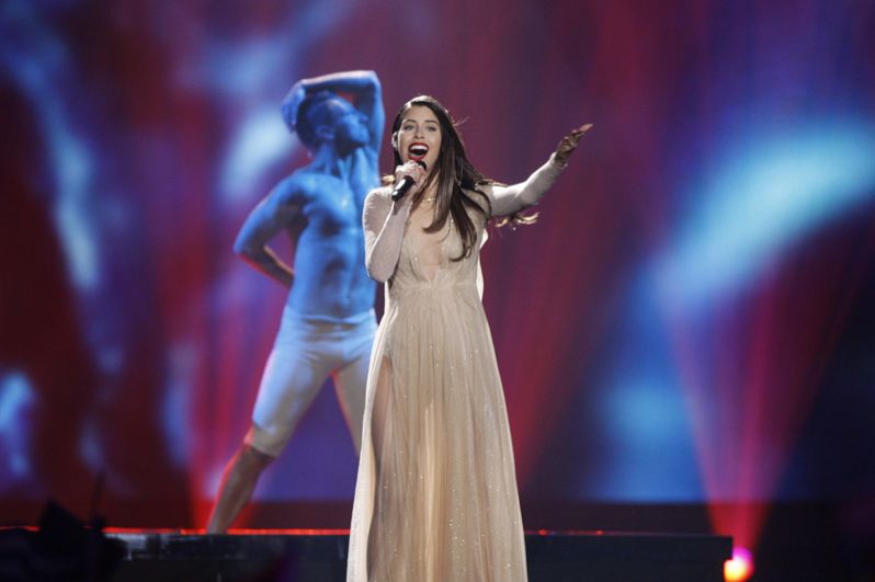 Певица Деми из Греции выступает с песней «Это любовь» во время первого полуфинала конкурса «Евровидение» в Киеве.