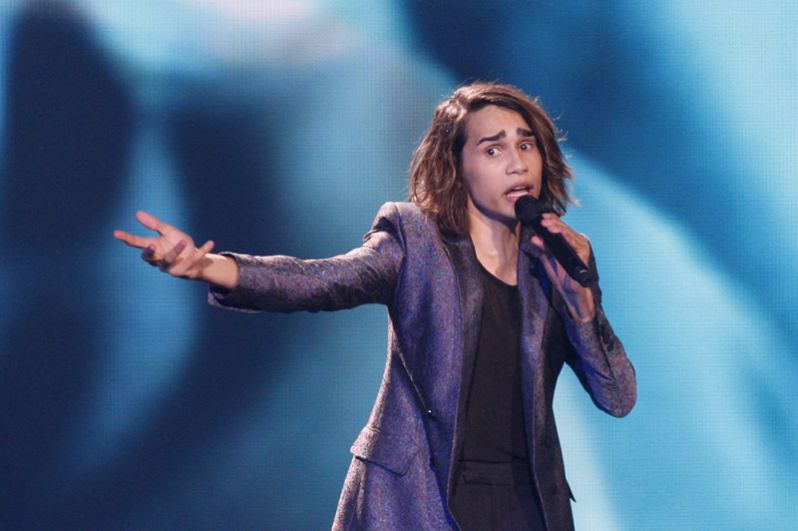Исайя из Австралии выступает с песней «Do not Come Easy» во время первого полуфинала «Евровидение» в Киеве.