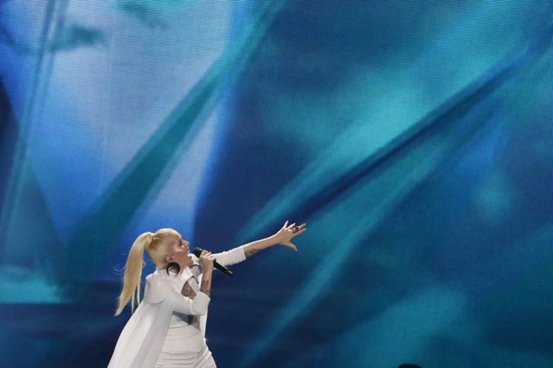 Исландская певица Свала исполняет песню «Paper» во время полуфинала конкурса «Евровидение».