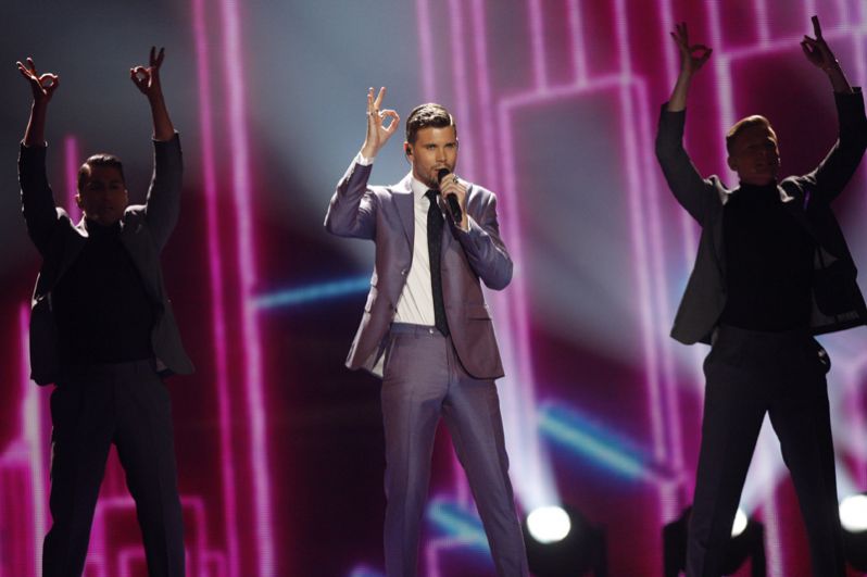 Робин Бенгтссон из Швеции выступает с песней «I Can not Go On» во время первого полуфинала «Евровидения» в Киеве.