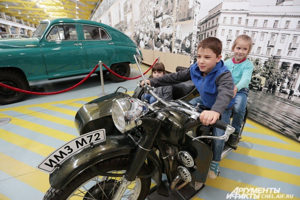 Дети выстраивались в очередь ради фотографии на экспонате.