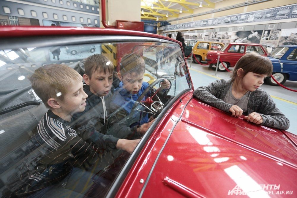 Двухместный четырёхколёсный автомобиль-мотоколяска, который известен благодаря комедии Леонида Гайдая «Операция «Ы»