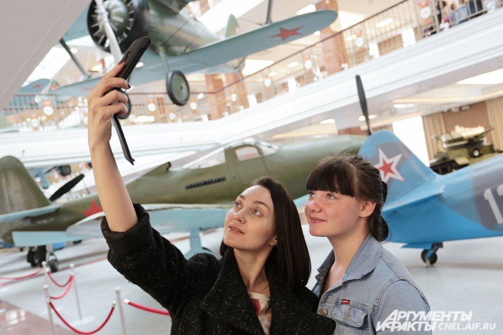 Каждый хотел сфотографироваться на фоне уникальных экспонатов.