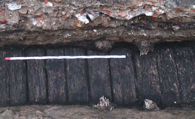 Старинная деревянная мостовая XVI-XVII веков была обнаружена в прошлом году на Тверской улице. Фрагменты мостовой были представлены истлевшими брёвнами диаметром 15 см, всего было обнаружено 4 яруса.