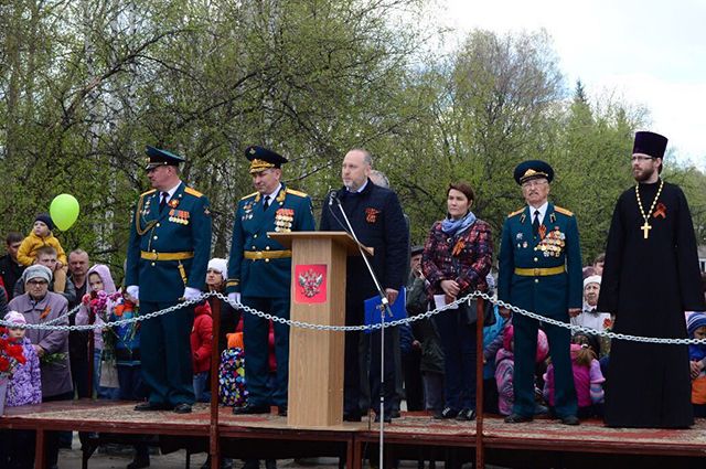 С поздравлением к ветеранам и жителям города обратился управляющий филиалом банка Михаил Щелконогов