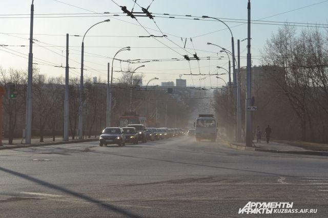 В Кемерове тоже говорят, что моют дороги, но пыль, как видно, не смывается, вопреки всем заявлениям.