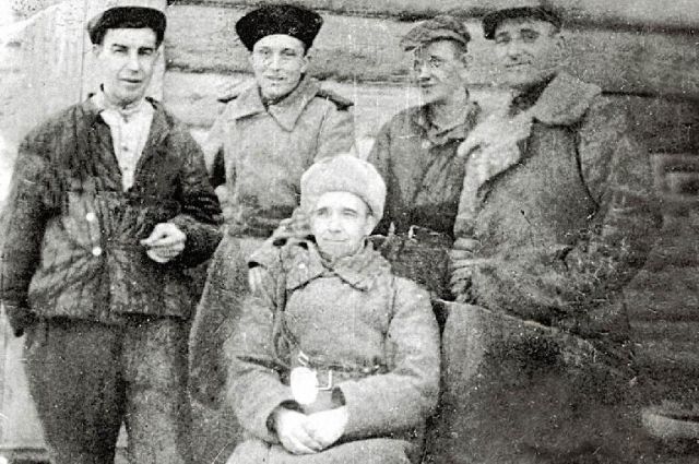 Александр Косов (слева) был в партизанском отряде разведчиком.  А его жена с тремя маленькими детьми два года жила в землянке в лесу.