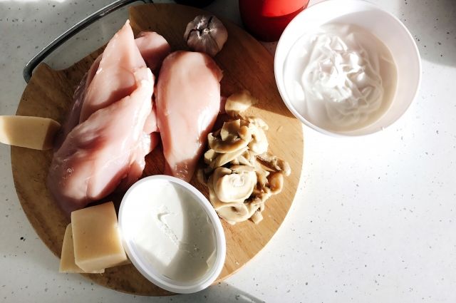 Рецепт куриных рулетиков с сыром и грибами.