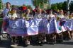 Участники праздничного шествия в честь Дня Республики в Донецке.