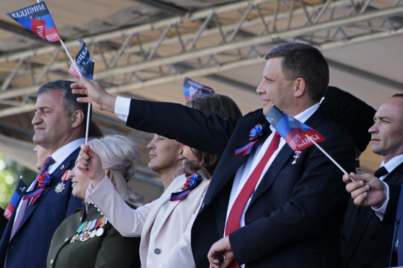 Глава Донецкой народной республики Александр Захарченко (второй справа) на праздничном мероприятии в честь Дня Республики в Донецке.