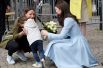 11 мая. Мальчик смущается после того, как вручил букет цветов Кэтрин, герцогине Кембриджской в Люксембурге.