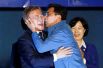 9 мая. Губернатор южнокорейского города Чхунчхон Хи Хунг поздравляет избранного президента Южной Кореи Мун Чжэ Ина с победой на выборах.