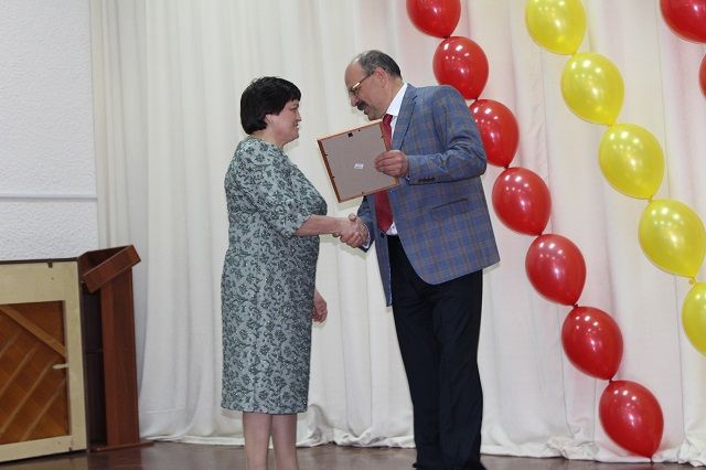 С праздником медицинских сестер поздравил министр здравоохранения Пензенской области Владимир Стрючков.