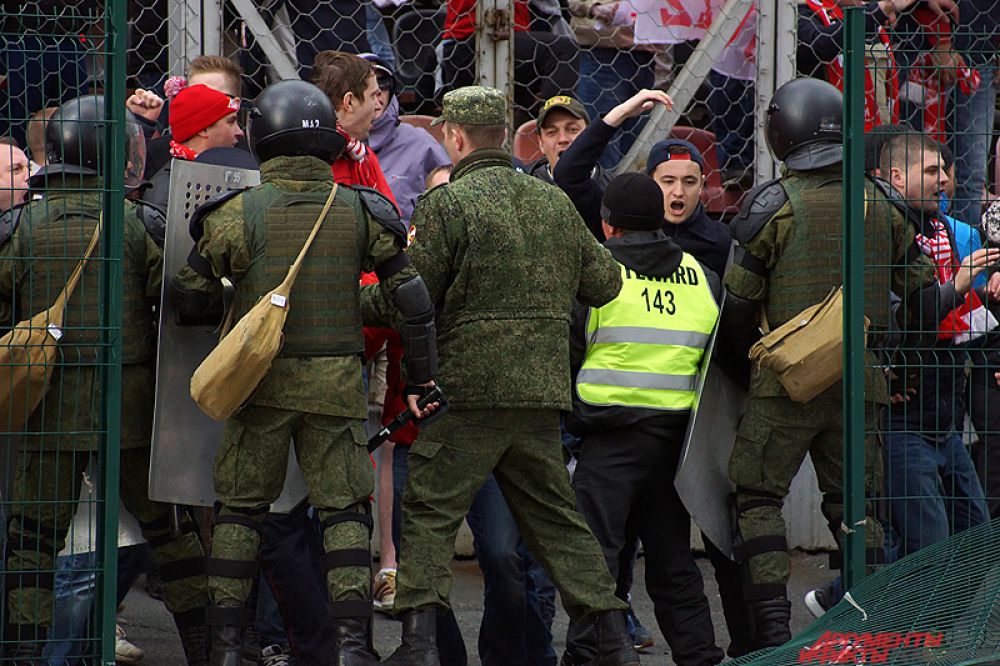На помощь стюартам пришли полицейские.