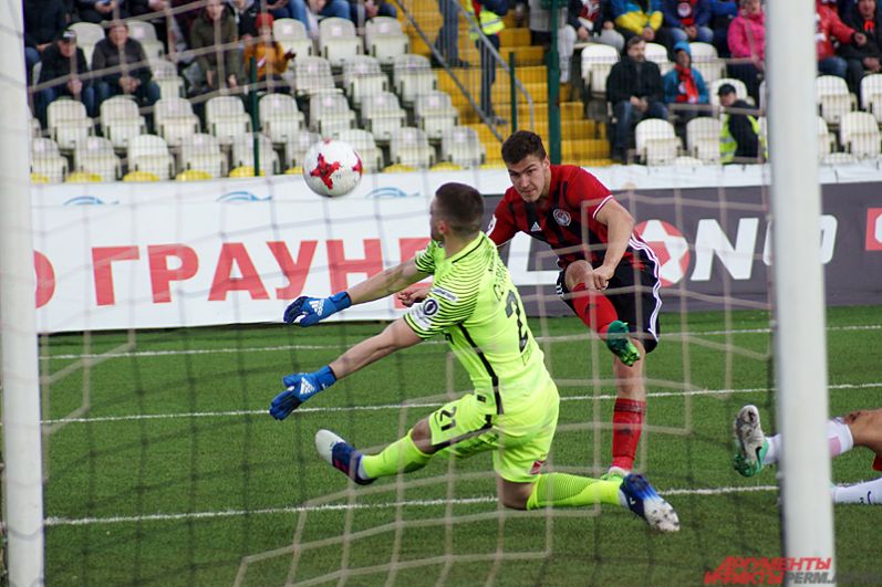 Так, нападающий «Амкара» Алексей Гасилин фактически с нескольких метров мог поразить ворота.