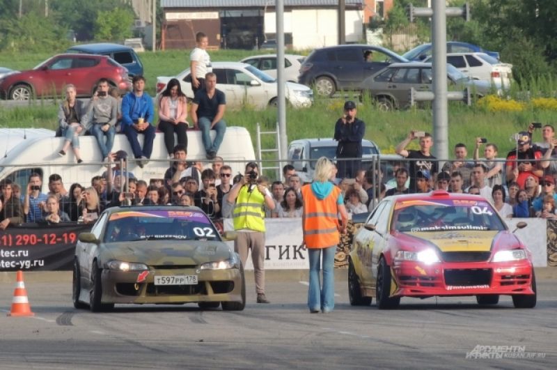 Старт одного из парных заездов. 