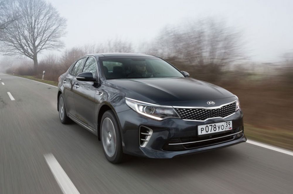 В число льготников войдет и седан KIA Optima, оснащенный стандартной для класса 2,0-литровой «четверкой» и 6-ступенчатым «автоматом». В комплектации «Комфорт» машина оценена в 1 249 000 рублей. А в «люксовом» исполнении она и вовсе стоит от 1 369 900 рублей.