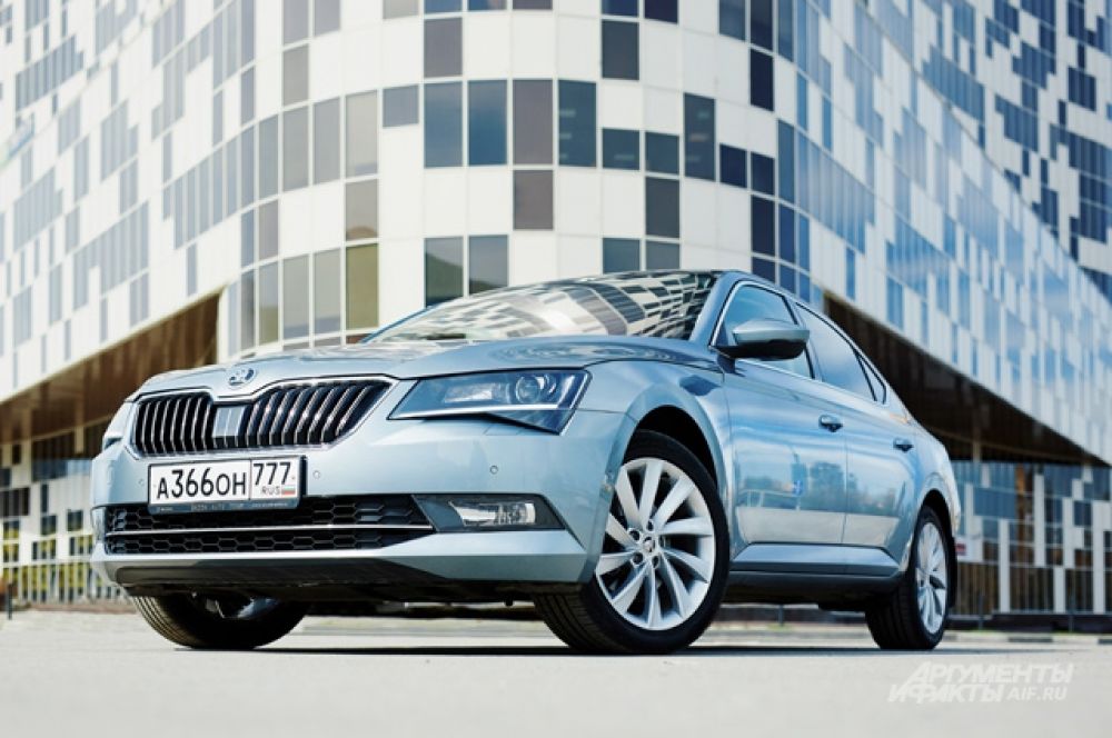 Из чешско-немецкого автопрома российским государством облюбован даже Skoda Superb. Большой автомобиль с 1,4-литровым турбированным 150-сильным агрегатом и с 7-ступенчатым роботом еле-еле вписался в рамки новых требований. Его цена составляет 1 434 000 рублей, а с механической коробкой – 1 300 000 рублей.
