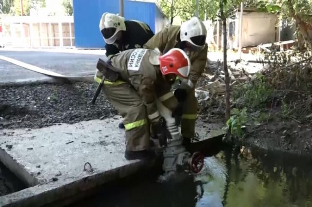 Спасатели помогут откачивать воду.