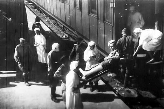 В годы войны на фронте трудились не только врачи и медсестры, но и санитарки, водители, электрики.