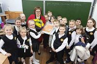 Ученики поздравили Ирину Дмитриеву с победой в конкурсе и подарили торт в виде книги.