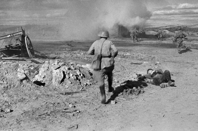 Архивное фото боя под Ржевом, 1942 год. 