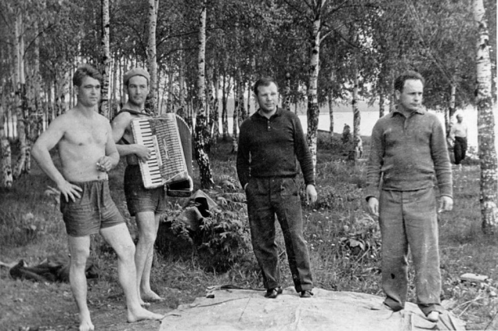 Первые советские космонавты: Юрий Гагарин, Алексей Леонов, Борис Волынов, Виктор Горбатко - на пикнике в Долгопрудном.