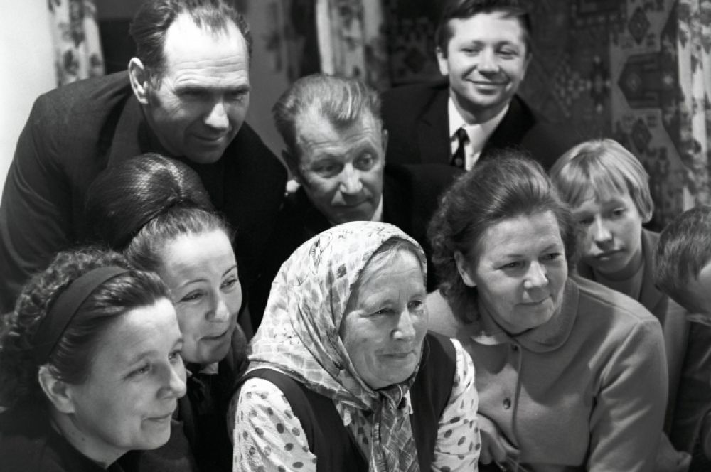 1969 год, станица Советская Краснодарского края. Родные и близкие Горбатко смотрят передачу о старте космического корабля «Союз-7». В центре - мать космонавта Матрена Александровна. Станица Советская Краснодарского края.