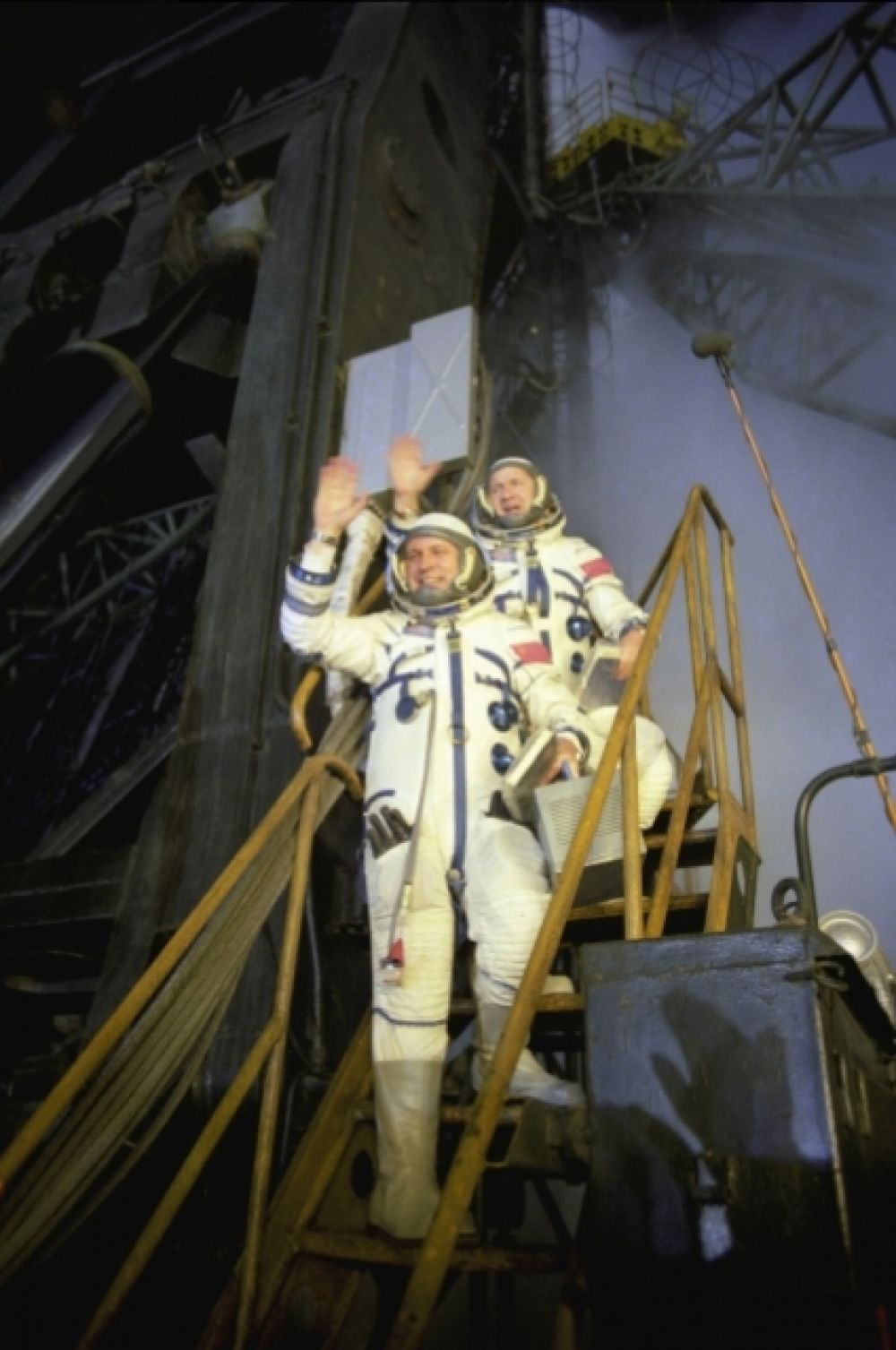 1977 год. Экипаж космического корабля «Союз-24» - командир корабля полковник Виктор Васильевич Горбатко (слева), бортинженер подполковник Юрий Николаевич Глазков.