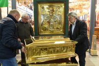 Подготовка к транспортировке ковчега, изготовленного для перевозки части мощей святителя Николая Чудотворца из Италии в Россию.