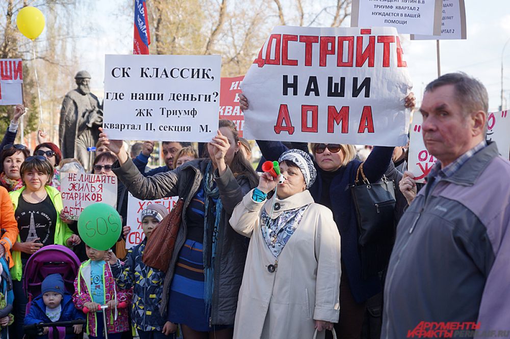 Все эти люди потеряли не просто свои накопления, но фактически остались без крова, вложив последние средства в квадратные метры.