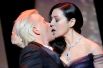 17 мая. Ведущая Каннского фестиваля актриса Моника Беллуччи целует актёра Алекса Лутца на сцене.