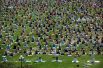 17 мая. Люди принимают участие в еженедельном занятии йоги на лужайке перед Парламентским холмом в Оттаве, Онтарио, Канада.
