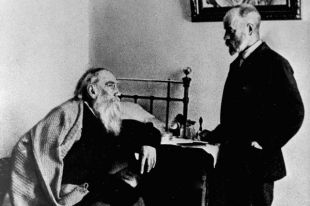 Лев Николаевич Толстой и врач Душан Петрович Маковицкий в спальне писателя.